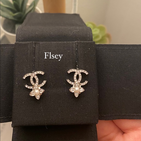 RARE CHANEL 22P dainty earrings with mini magnolia - Picture 4 of 6